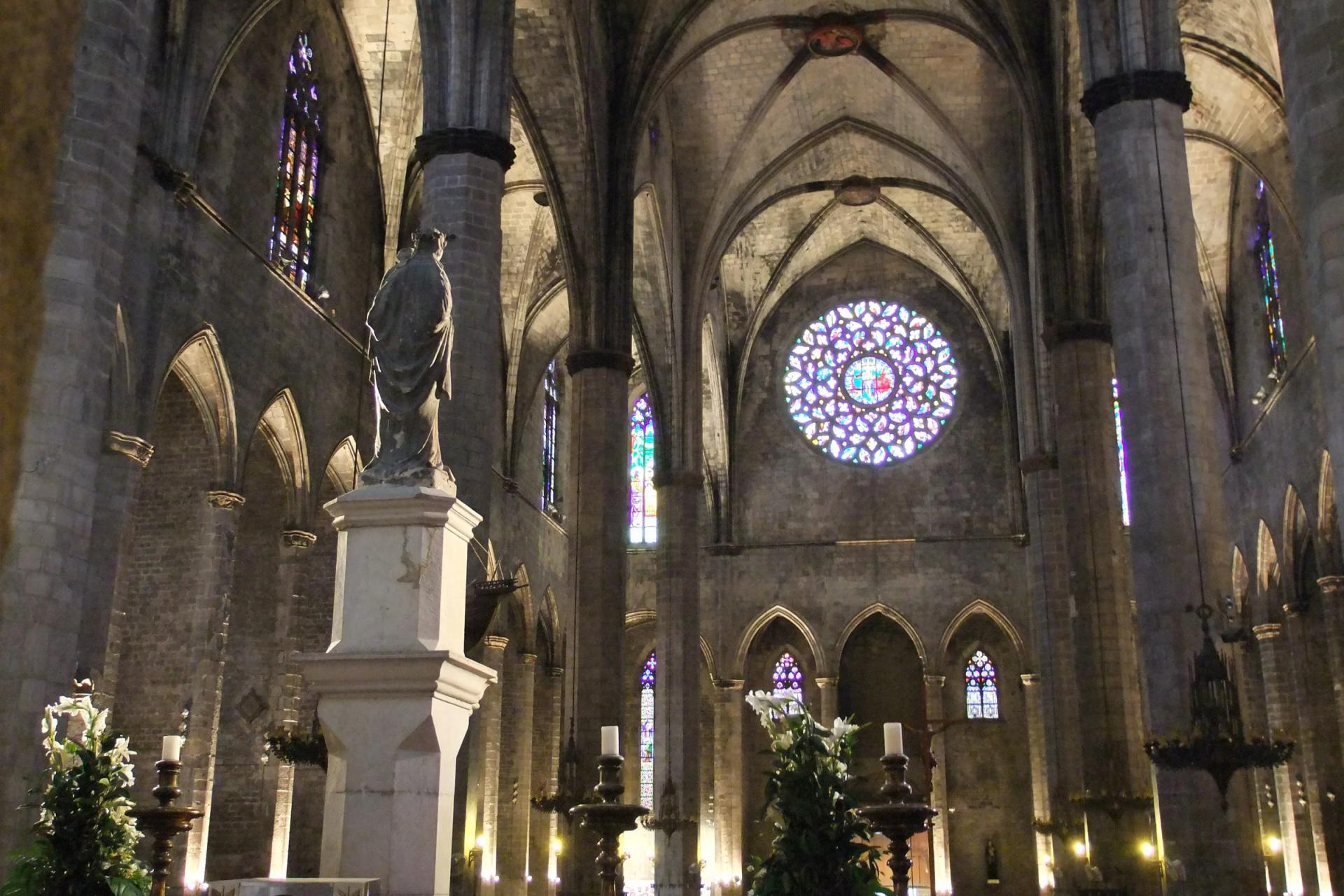 Nave gótica de Santa Maria del Mar, con sus columnas finas y el rosetón al fondo