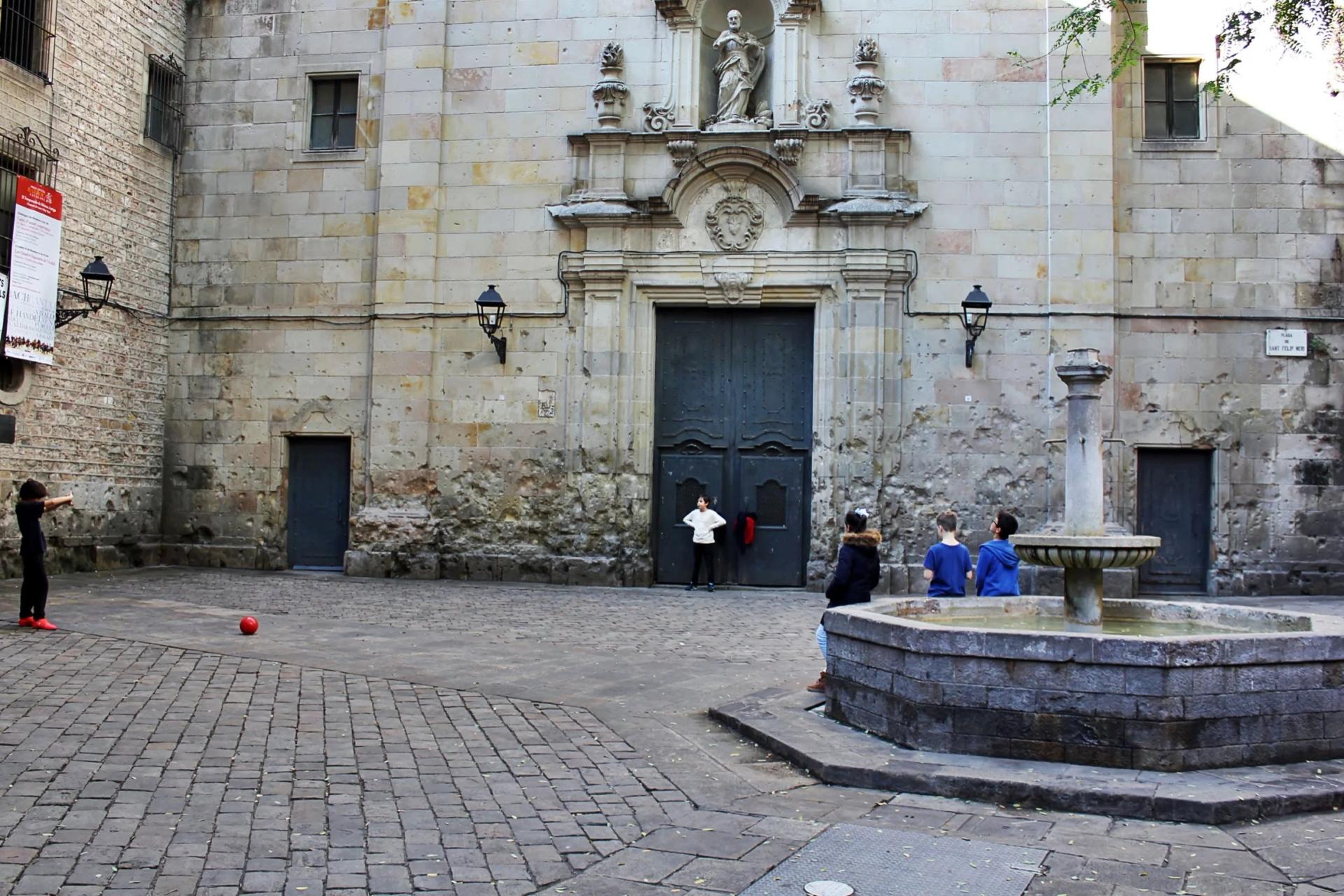 Plaça de Sant Felip Neri, con su fuente y la fachada de la iglesia