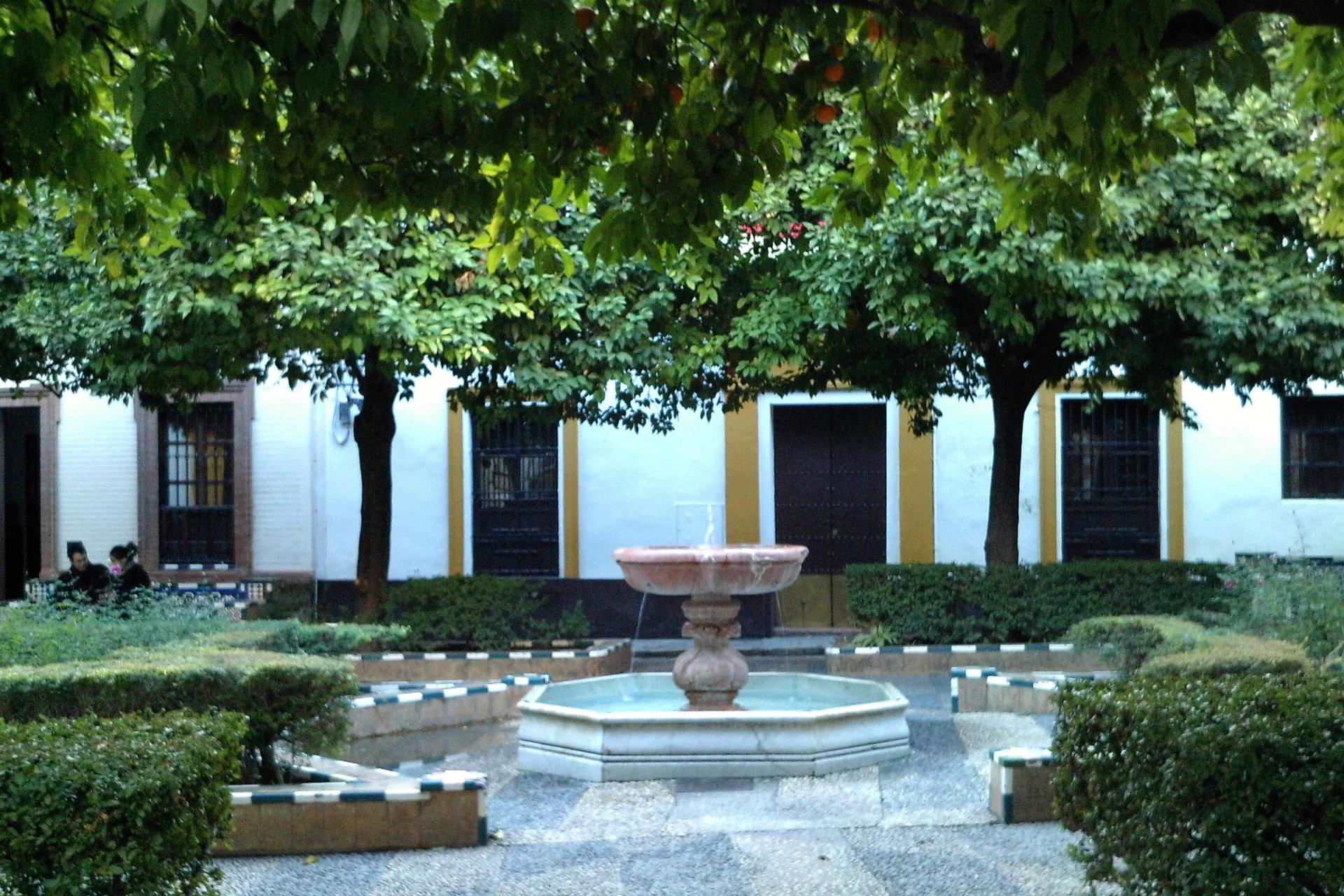 Plaza de Doña Elvira, con su fuente de azulejos bajo los naranjos