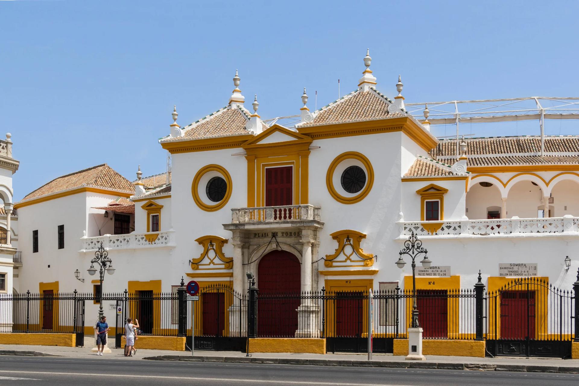 Fachada blanca y albero de la plaza de toros de la Real Maestranza