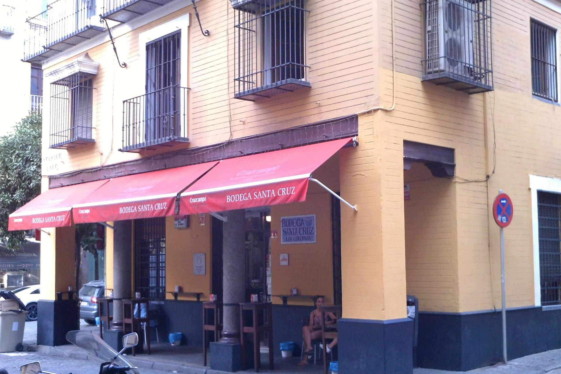 Esquina de la Bodega Santa Cruz Las Columnas, con sus toldos rojos