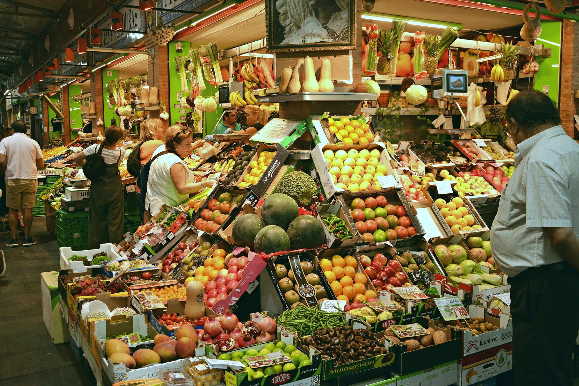 Puesto de frutas y verduras en el Mercado de Triana