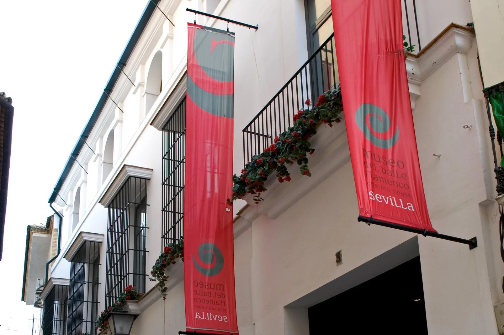 Fachada del Museo del Baile Flamenco, con sus banderolas rojas