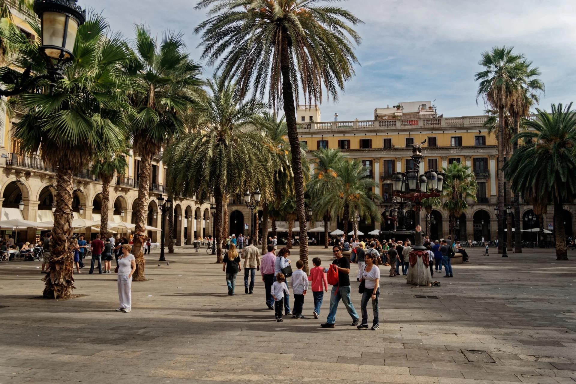 Plaça Reial, con sus palmeras, la fuente y los soportales