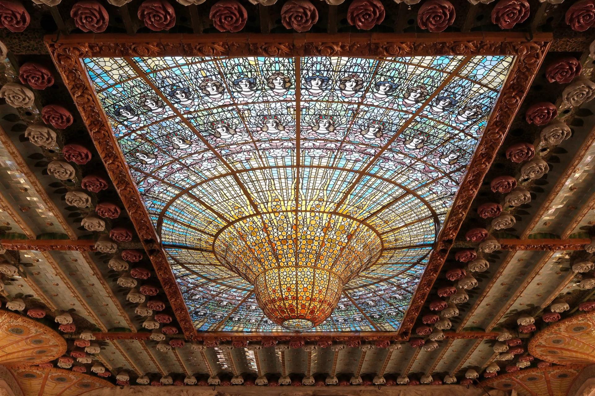 Claraboya de vidrio de colores en forma de cúpula invertida en la sala de conciertos del Palau de la Música Catalana