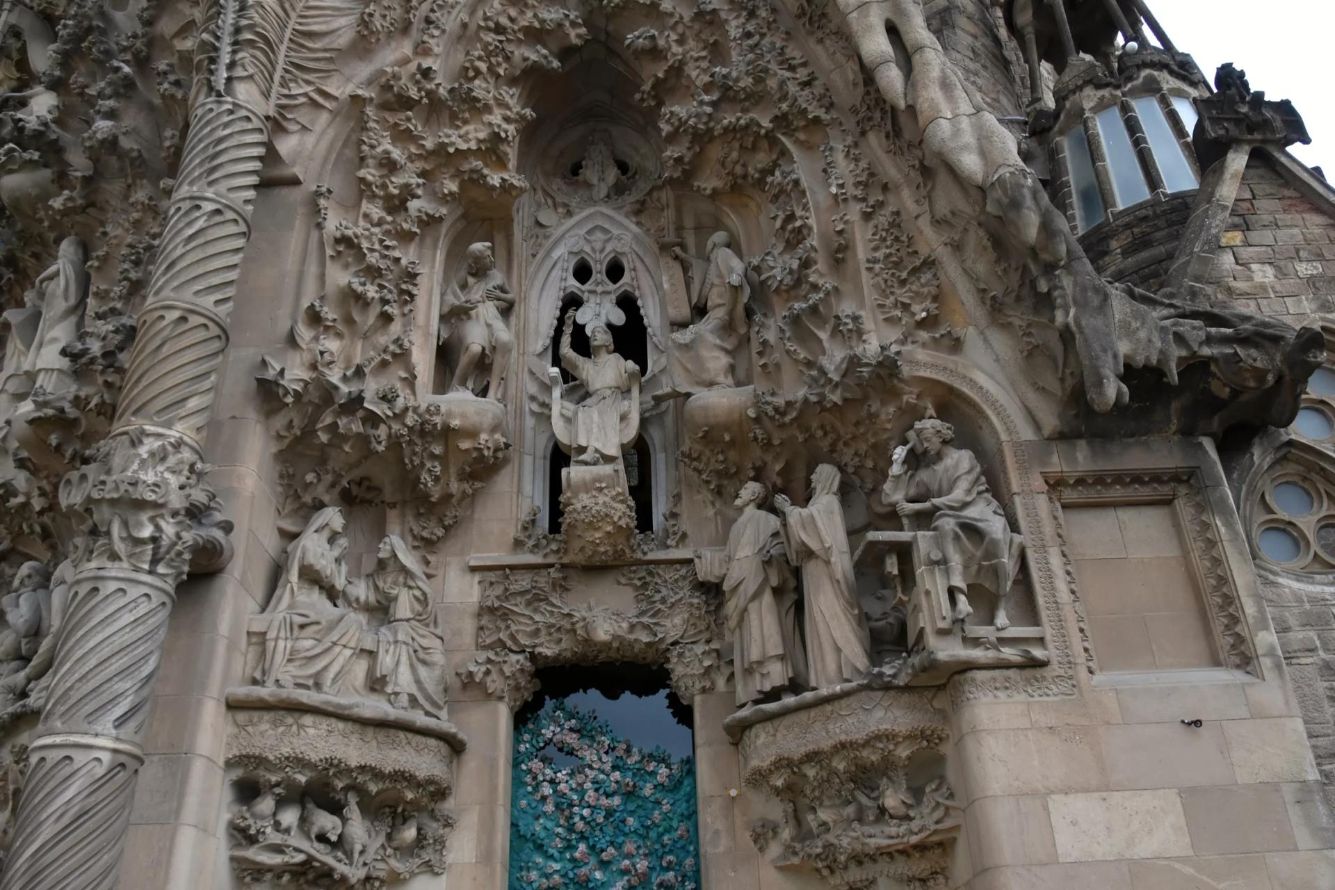 Esculturas y columnas de la fachada del Nacimiento de la Sagrada Família, labradas en piedra