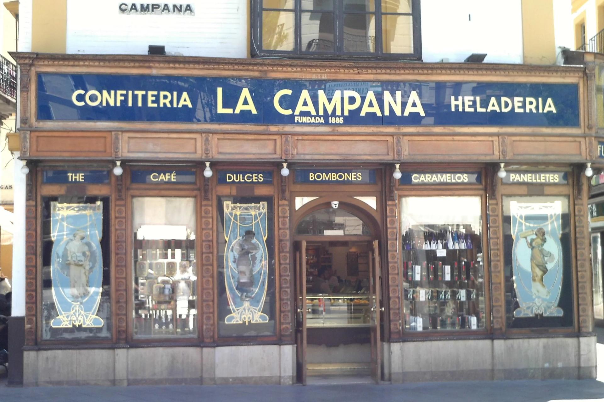 Escaparate de la Confitería La Campana, con su rótulo azul y vitrinas de época