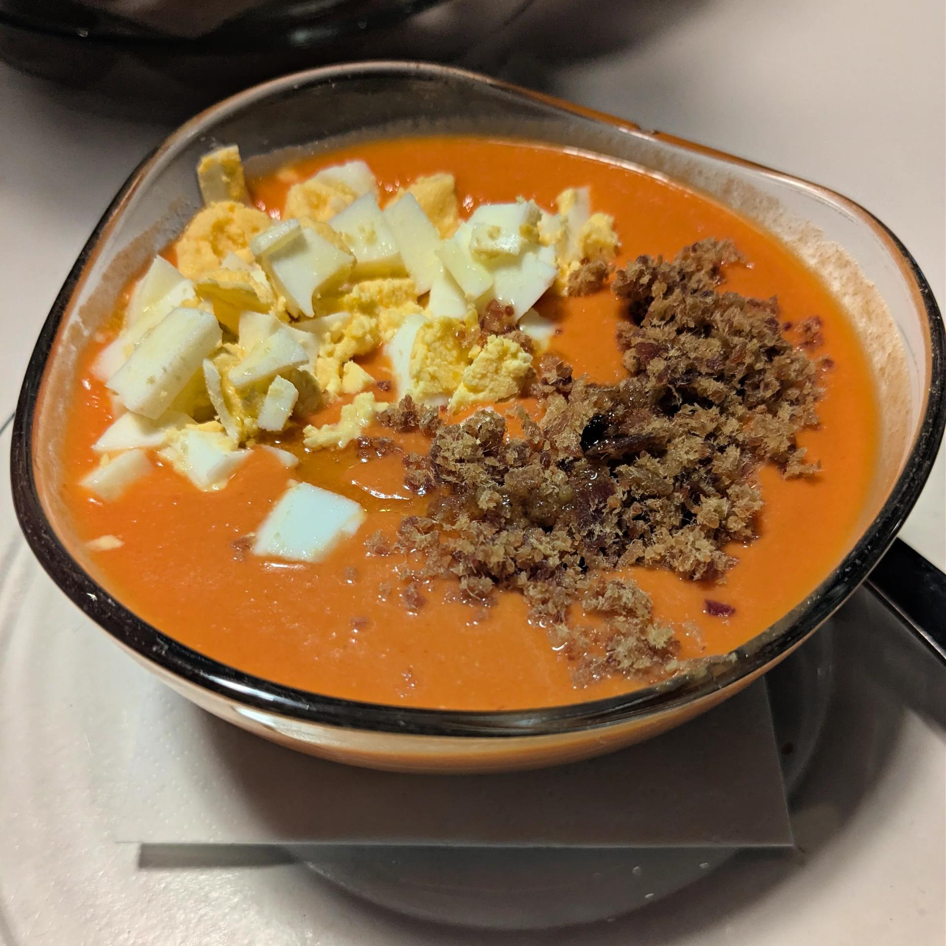 Cuenco de salmorejo con huevo duro y jamón picados