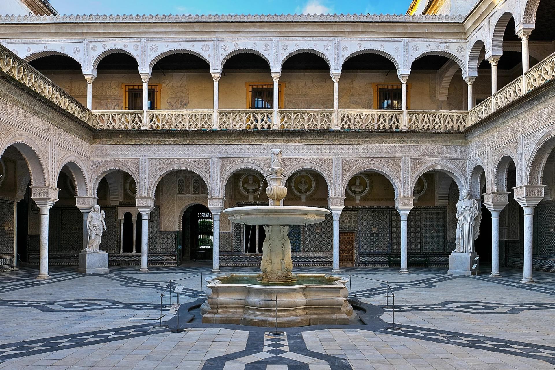 Patio principal de la Casa de Pilatos, con su fuente central y galerías de arcos