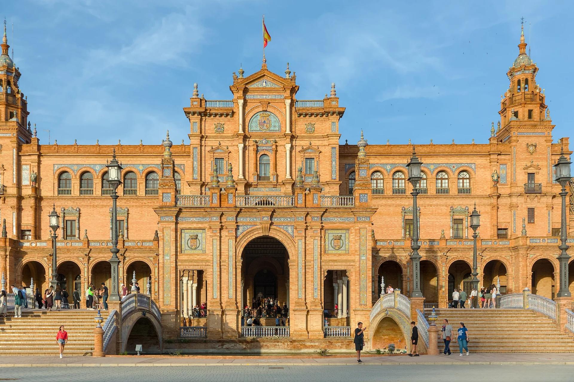 Edificio central de la Plaza de España, con sus torres, escalinatas y barandillas de cerámica