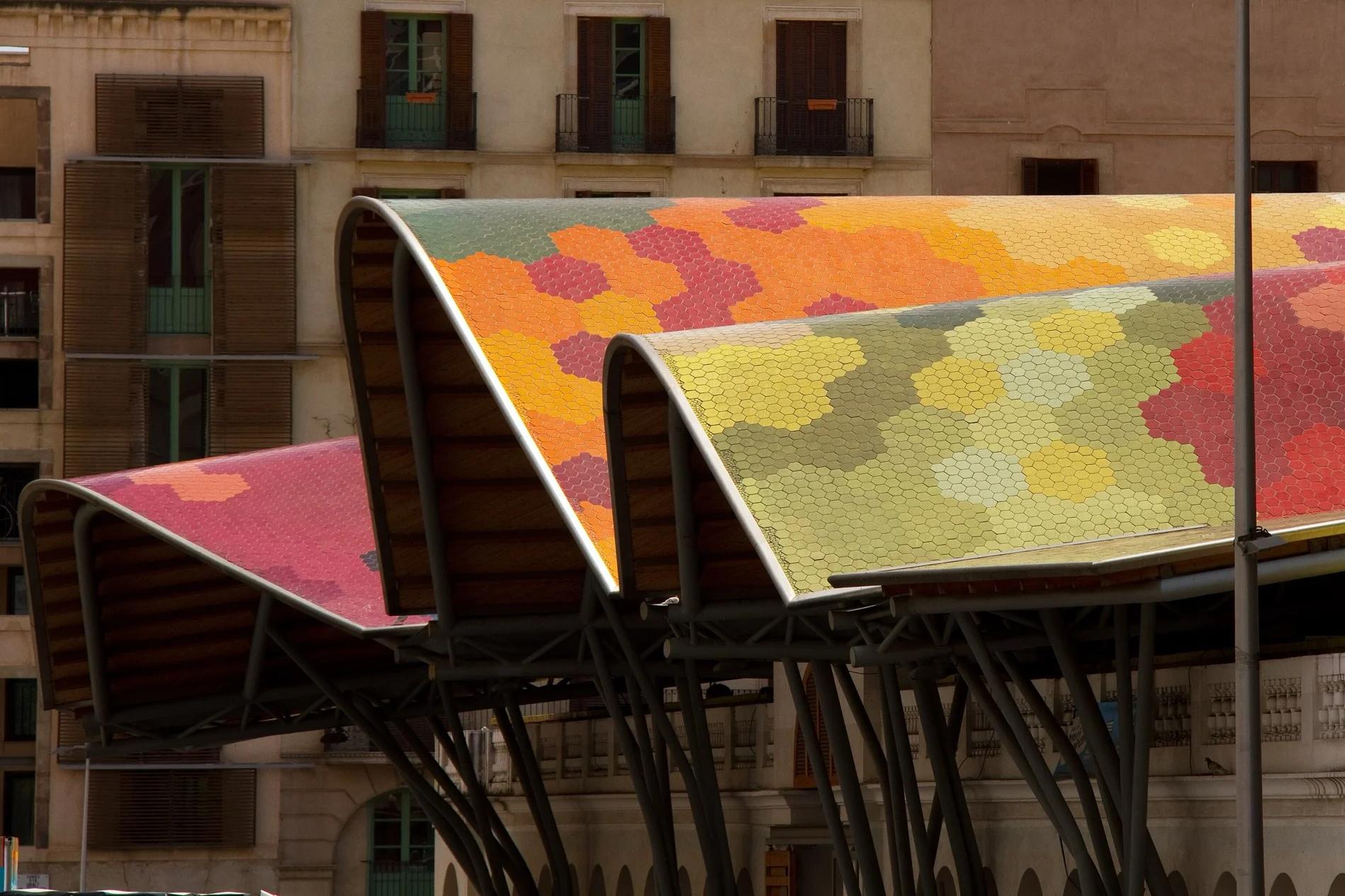 Cubierta ondulada de cerámica de colores del mercado de Santa Caterina