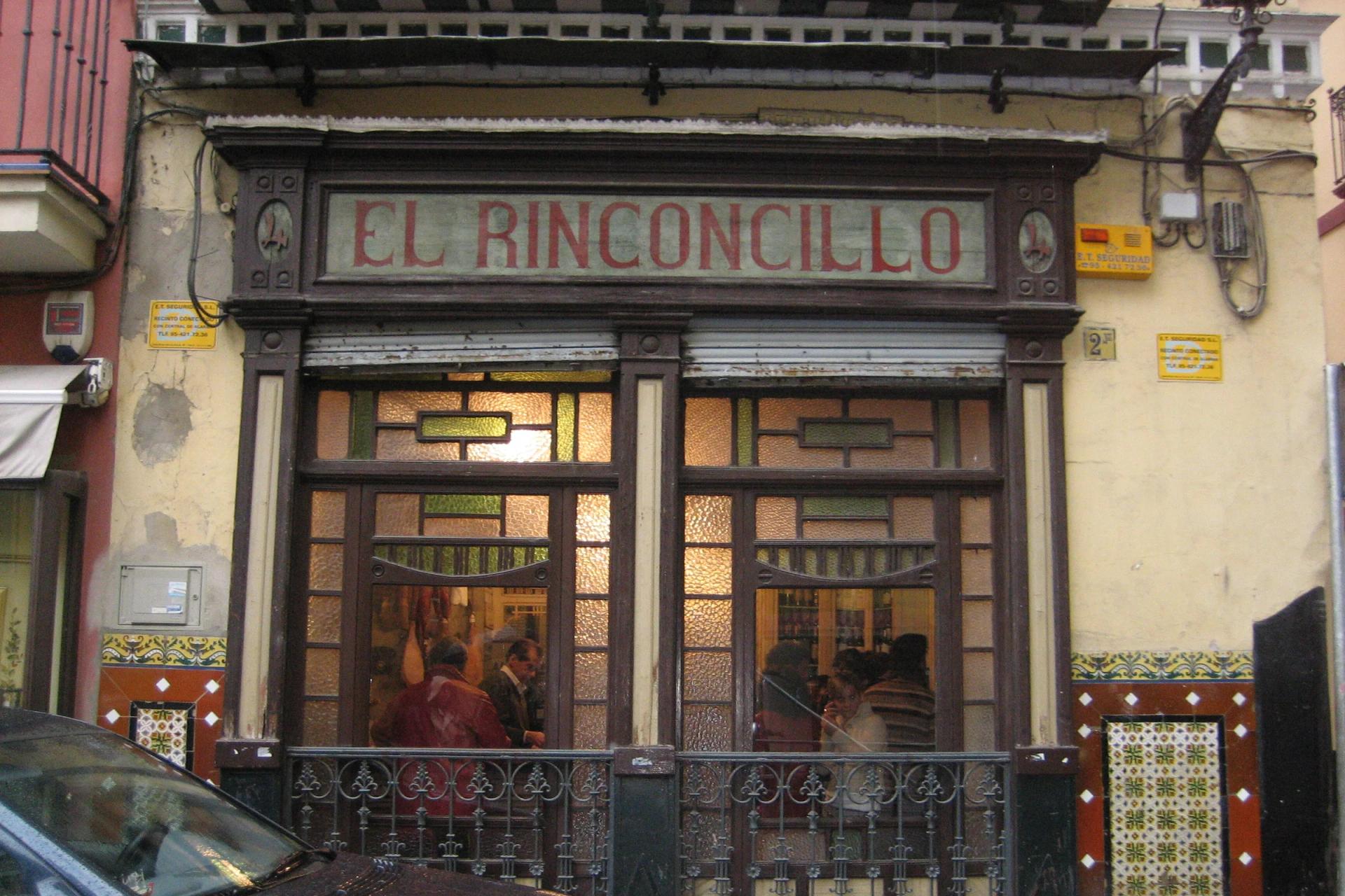 Fachada de El Rinconcillo, con su rótulo, azulejos y cristaleras de madera