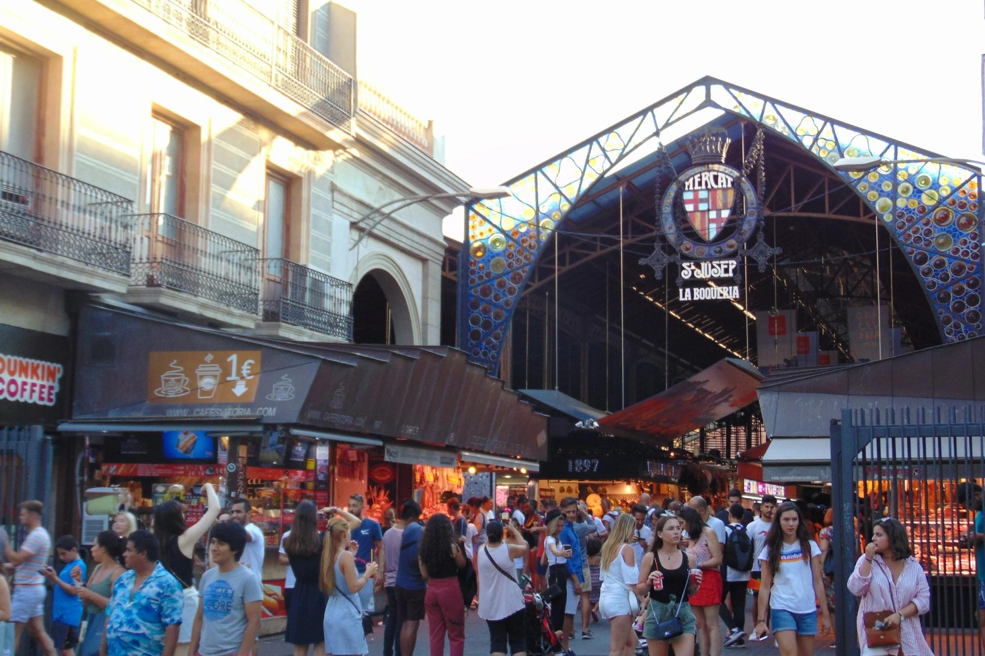 Entrada de hierro y vidrio de colores del mercado de la Boqueria, desde La Rambla