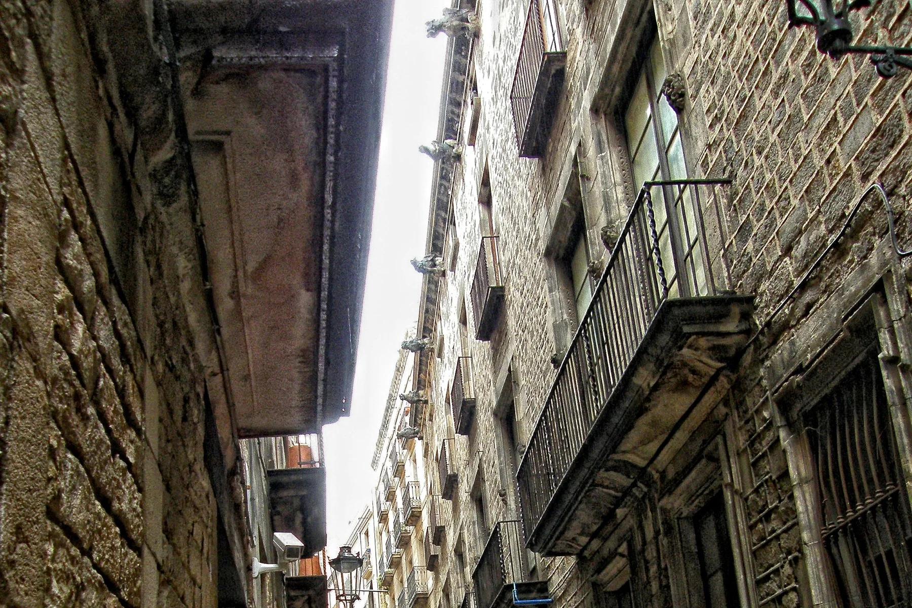 La calle Montcada, estrecha y empedrada, entre palacios de piedra