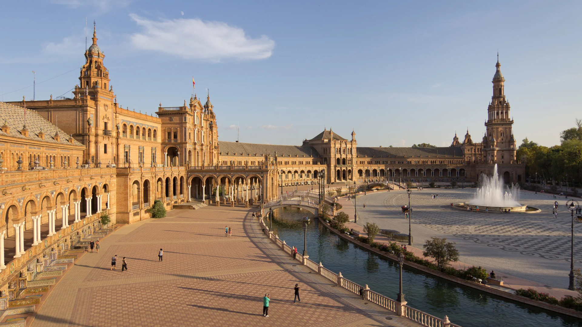 La Plaza de España en semicírculo, con el canal, sus puentes y las dos torres a última hora de la tarde