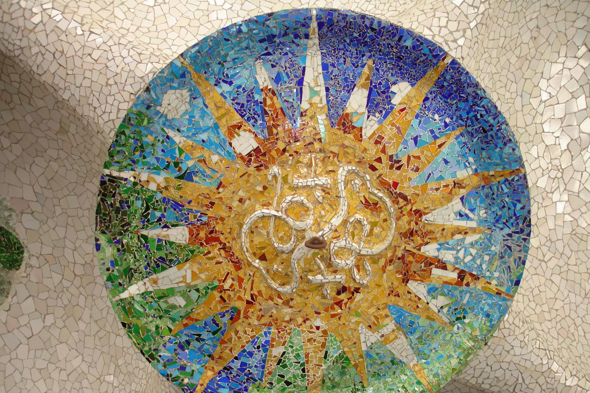 Medallón de trencadís en forma de sol en el techo de la Sala Hipóstila del Park Güell