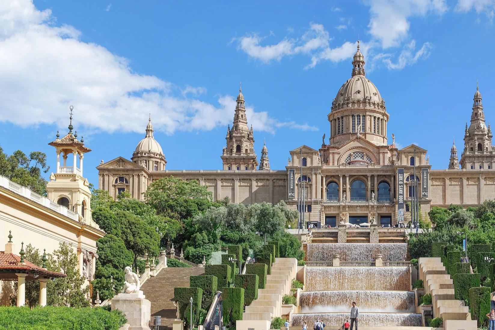 El Palau Nacional de Montjuïc, sede del MNAC, sobre las escalinatas y las cascadas
