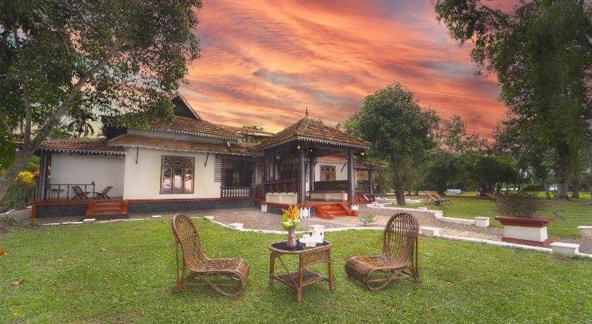 Alaya Stays Vembanad House Heritage Lakeside Villa with Garden