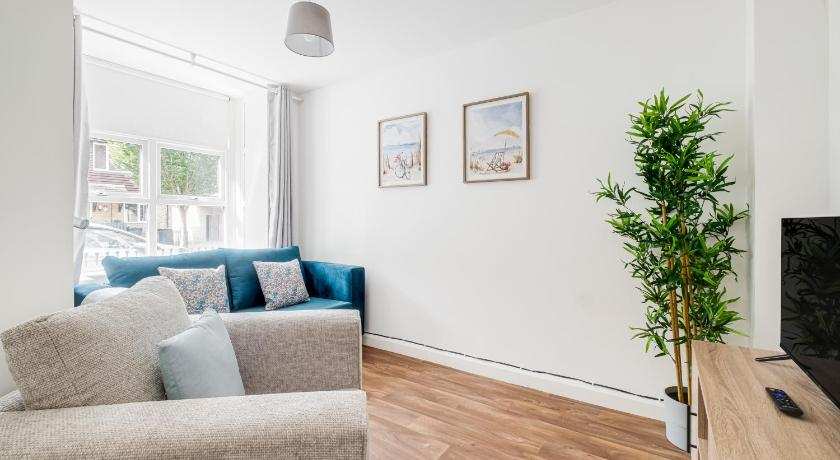Spacious 4 Bedroom House With 2 Bathrooms & Parking