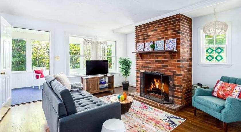 Shenandoah mountain cottage w hot tub & fire pit