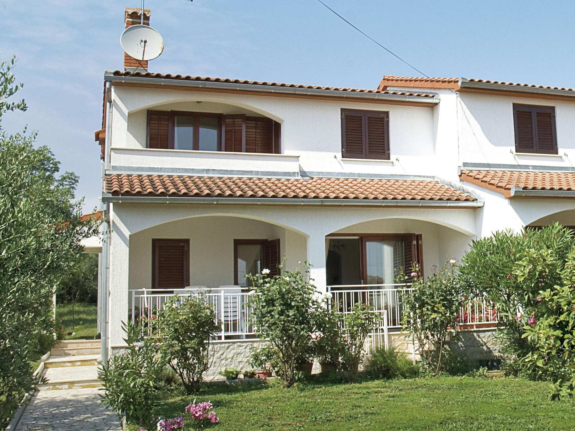 Spacious and comfortable house with beautiful garden near Tar and beach 900 m