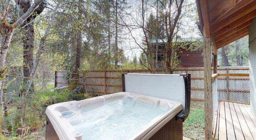 Compact Girdwood Cottage Near the Alyeska Lifts