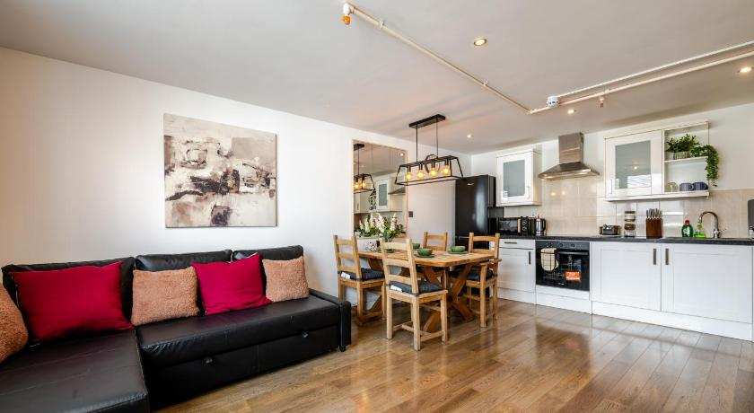 Group-Friendly Flat - 3 Beds, a Sofa Bed & Parking