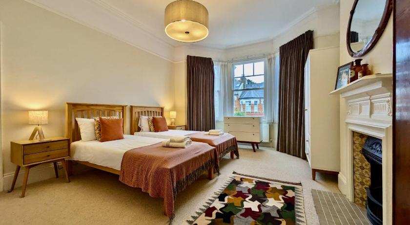 Impressive 5BR family home in Leafy