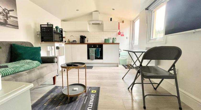 Modern Private Guest Suite Near Heathrow Free Parking & Garden