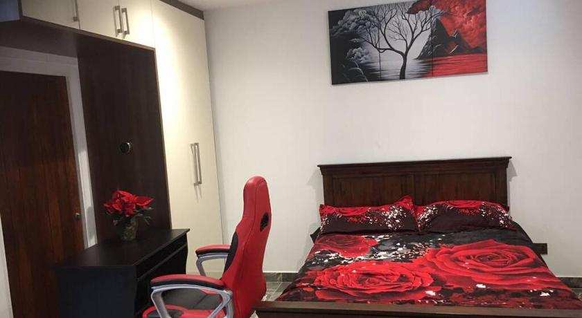 Bright, stylish Studio flat with Sky Sports