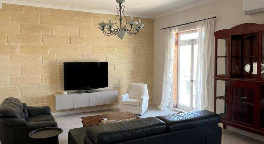 Spacious & Central 3-Bedroom Apartment Close to the Sea