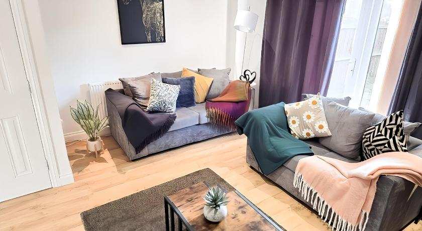 Spacious 3-Bed Townhouse in Bilston, Sleeps 9, Driveway Parking, Near M6 & Wolverhampton