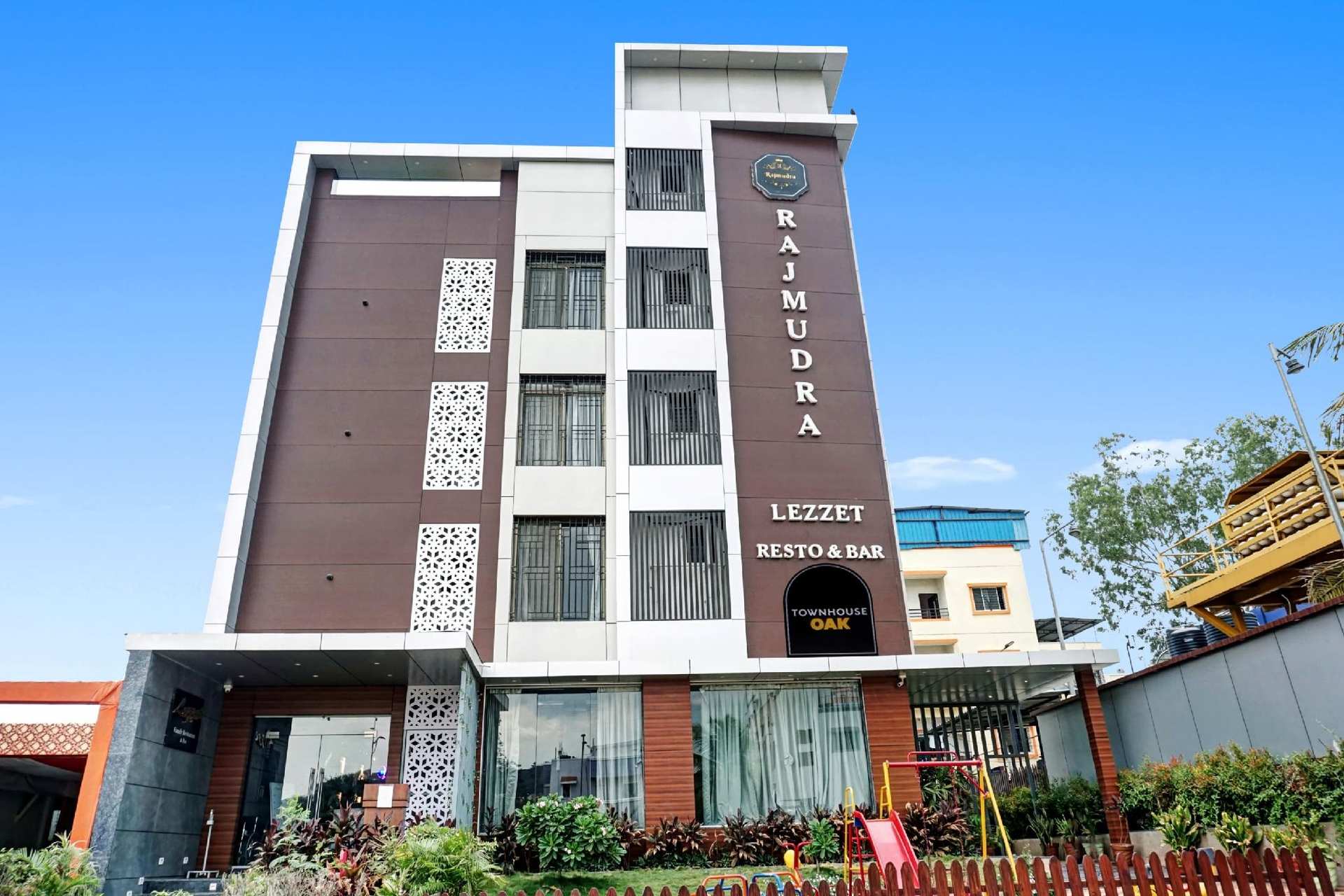 Super Townhouse OAK Hotel Rajmudra