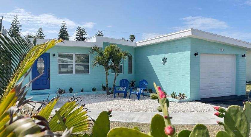 Beautiful 2 Bed 1 Bath Home Walking Distance to the Beach