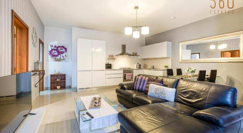 Cosy, fully equipped 1BR home with Private Balcony by 360 Estates