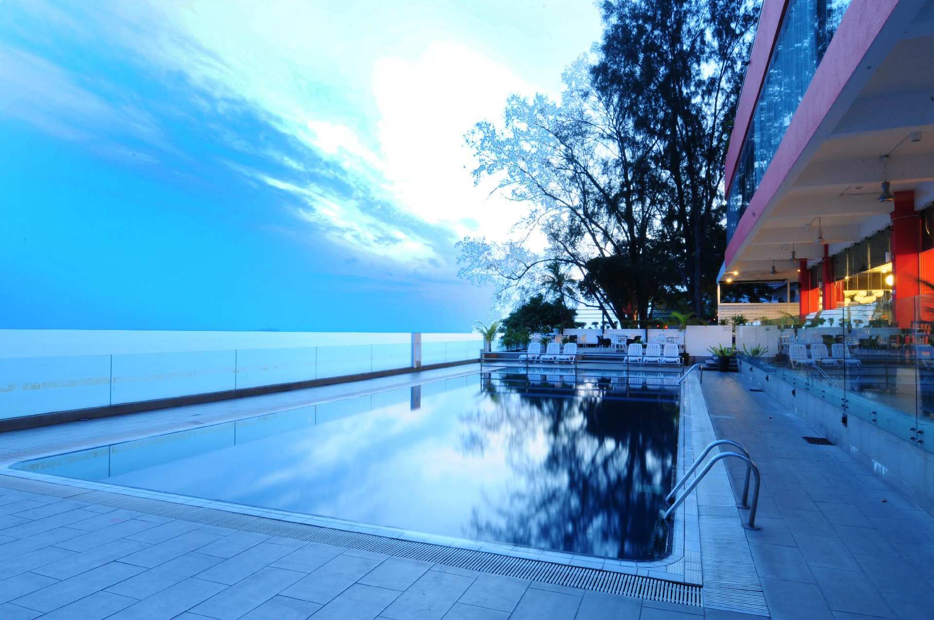 Hotel Sentral Seaview @ Beachfront