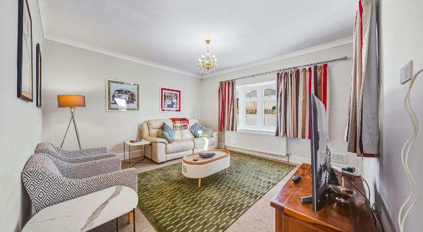 Nancy's 3 bedroom house near Heathrow Airport