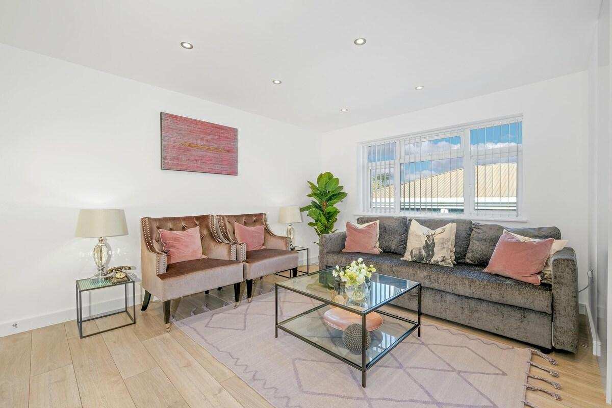 St Martins 2 Bedroom & 2 Bathroom Apt. 7- Ruislip