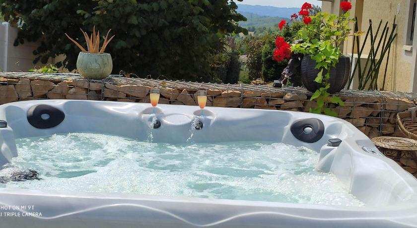 Campagne et Jacuzzi ... c'est cosy le Bumble Bee !