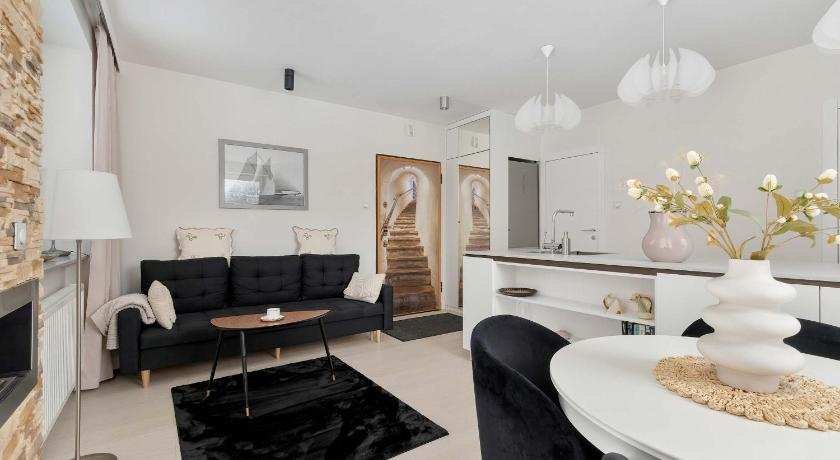 Elegant One Bedroom Apartment with Underground Parking by Noclegi Renters