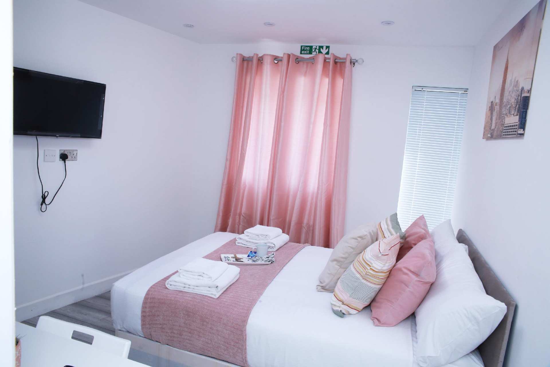 Lovely Apartment with free parking on premises.