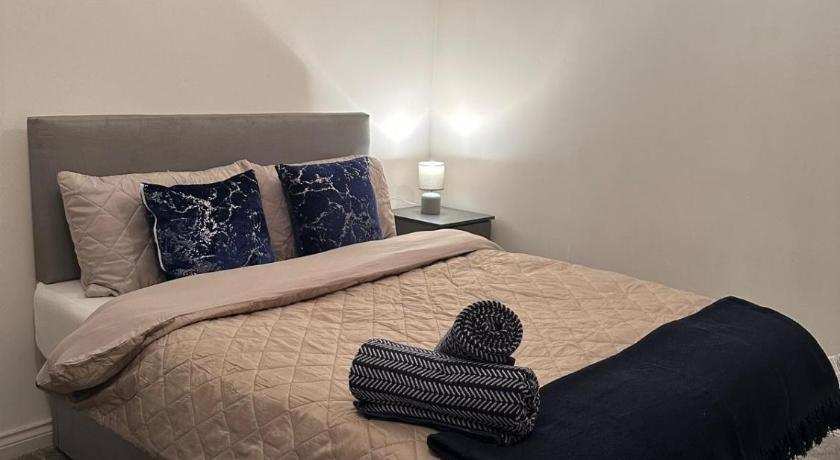 Luxe Entire 3 Bed Home - LHR 15 mins - London City 35 mins