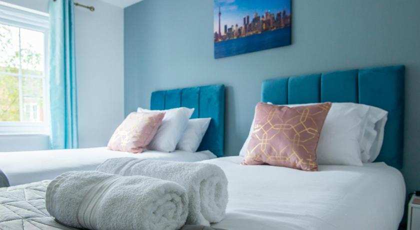 FURNISHED 3 BEDROOM HOUSE, SLEEPS 6, FREE PARKING, Near NEC