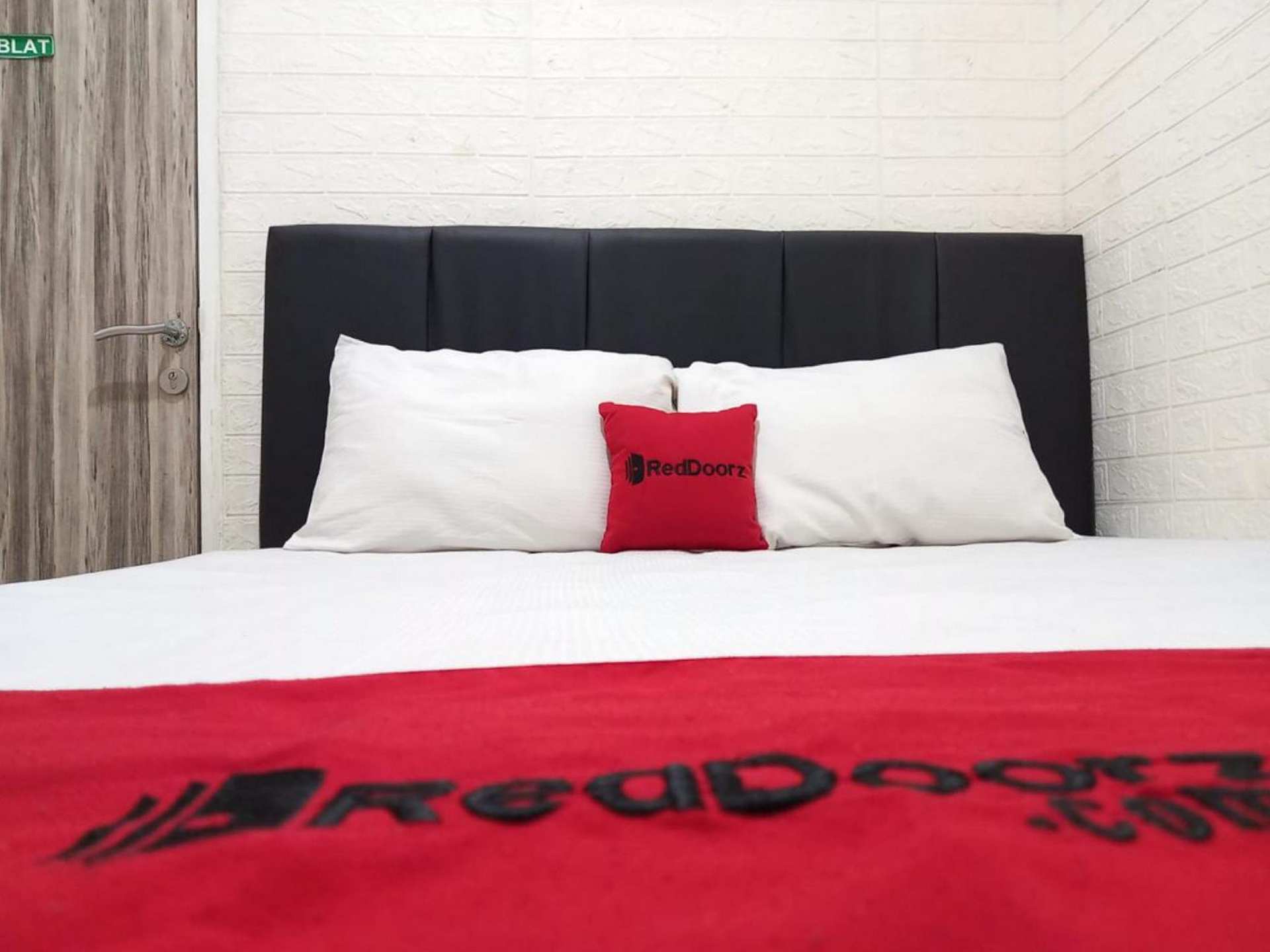 RedDoorz at Luxury Homestay near Aloha Waru Surabaya