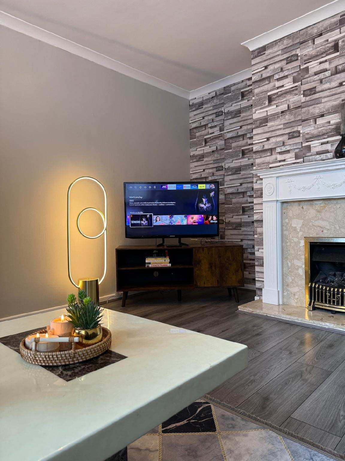Charming 3 BR - NEC HS2- Long Stays Wifi Parking Airport