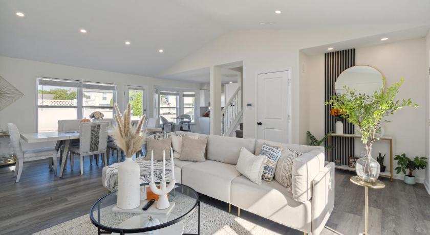 Tranquil Pet Friendly Retreat 3 Bedroom Residence by Estephanie Valdez