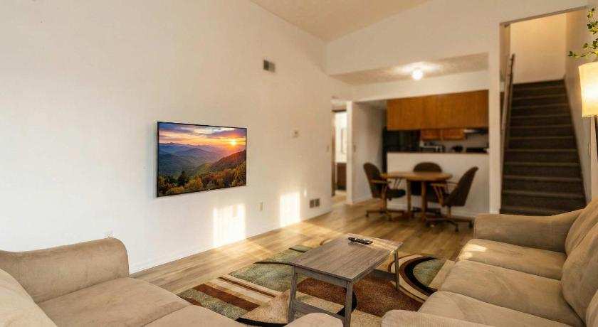 3BR Townhouse with Free Parking Near Downtown Ohio