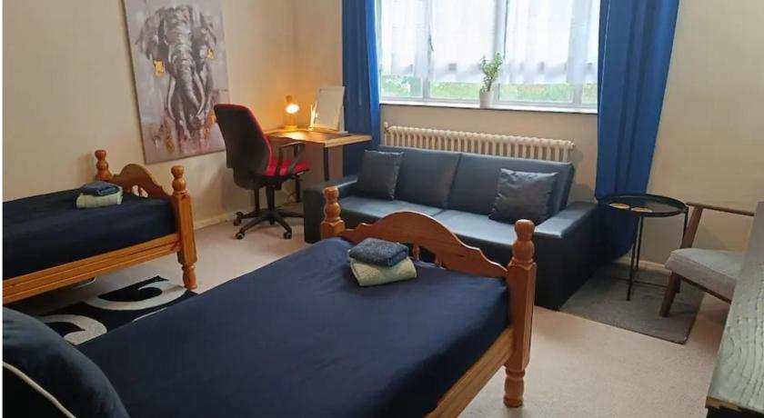 Large Twin room near Victoria - Zone 1