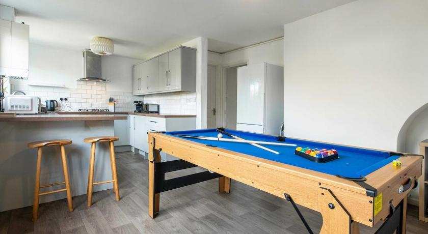 4 Bed Family & Contractor House with Games Room!