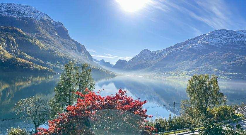 Solvik Apartment - Fjord View in Loen